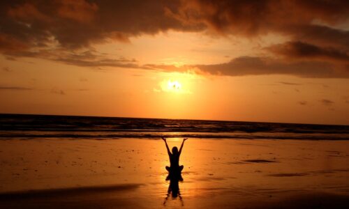 O călătorie în timpul prezent: Rolul meditației în gestionarea stresului și anxietății