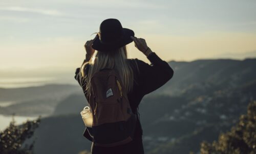 Ghidul complet pentru organizarea unei călătorii solo aventuroase și sigure