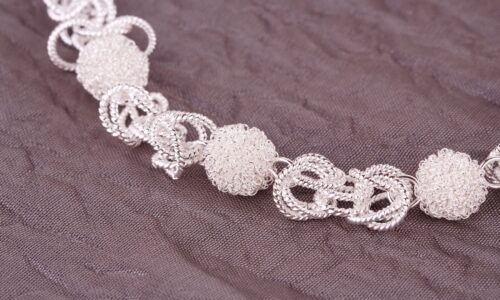 Brățări cu șnur ca mărturii sau cadouri de nuntă: semnificația mărturiilor