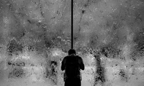 Criza sensului în secolul XXI: De ce suntem mai conectați, dar mai singuri?