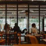 Cum alegi un restaurant bun când călătorești într-un oraș nou