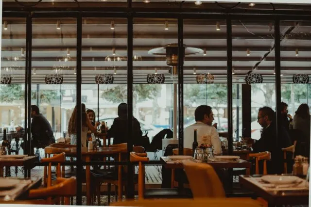 Cum alegi un restaurant bun când călătorești într-un oraș nou