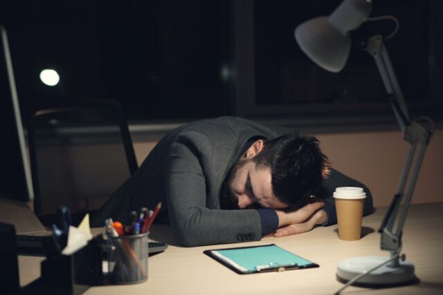Cum recunoști semnele de epuizare (burnout) înainte să afecteze sănătatea
