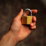 Cum verifici dacă o adresă de e-mail sau un site sunt sigure înainte să introduci date personale
