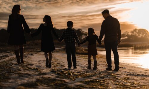 Cum s-a transformat noțiunea de familie extinsă în timp