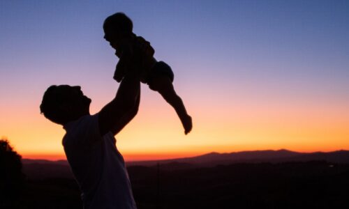 Mersul Vremurilor: Evoluția rolului tatălui în familia contemporană