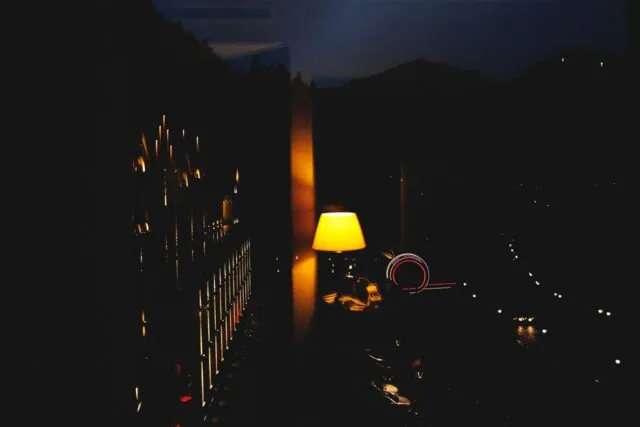 Dormitor liniștit cu lumina serii intrând pe fereastră
