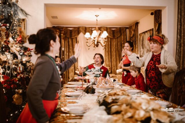 Familie la masa de seară, cu telefoanele lăsate deoparte, discutând și zâmbind